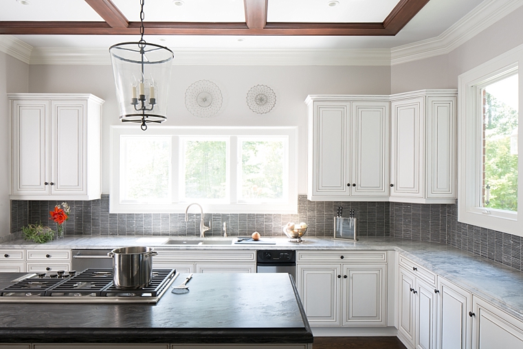 WILLETTPHOTO_MOSAIC_KITCHEN_REMODEL_BUILT_IN_CABINET_BAR_WHITE_GREY_COUNTERS_001