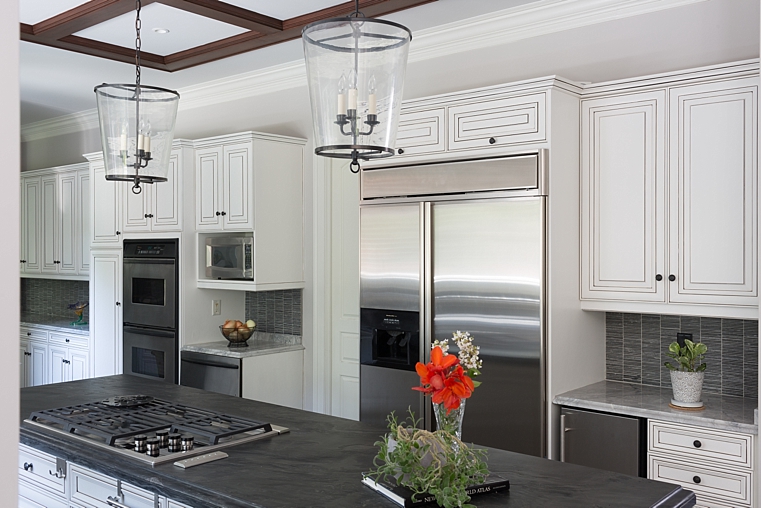 WILLETTPHOTO_MOSAIC_KITCHEN_REMODEL_BUILT_IN_CABINET_BAR_WHITE_GREY_COUNTERS_003